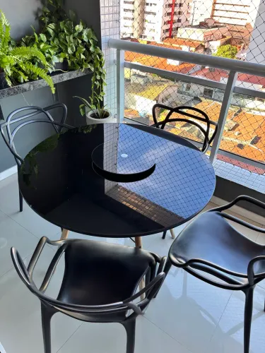 Mesa com 4 cadeiras e prato giratório 