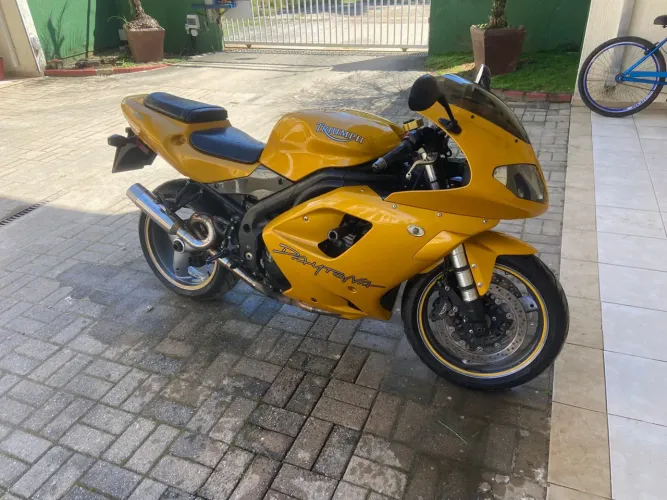 Moto triumph amarela (edição especial)