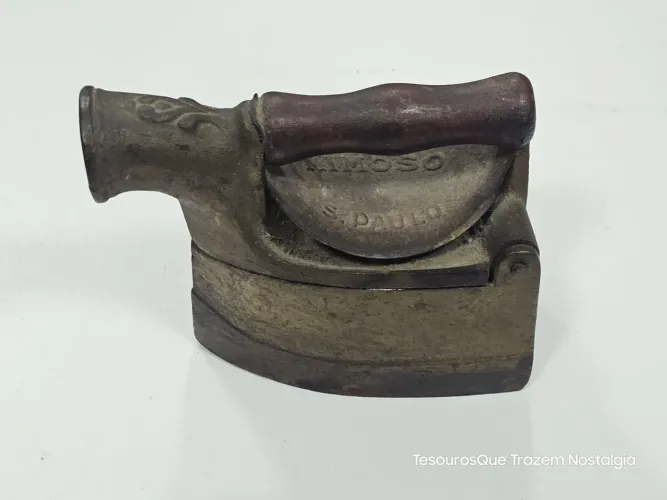 Ferro de Passar Antigo em Ferro Fundido a Carvão Mimoso 12,5cm