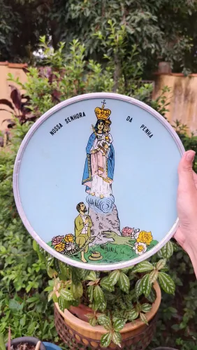 Prato de parede decorativo de alumínio da Nossa Senhora da Penha.