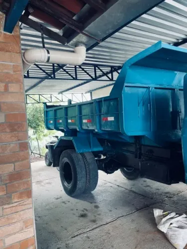 Vendo caçamba para caminhão toco. Completa com pistão e bomba hidráulica. Toda revisada.