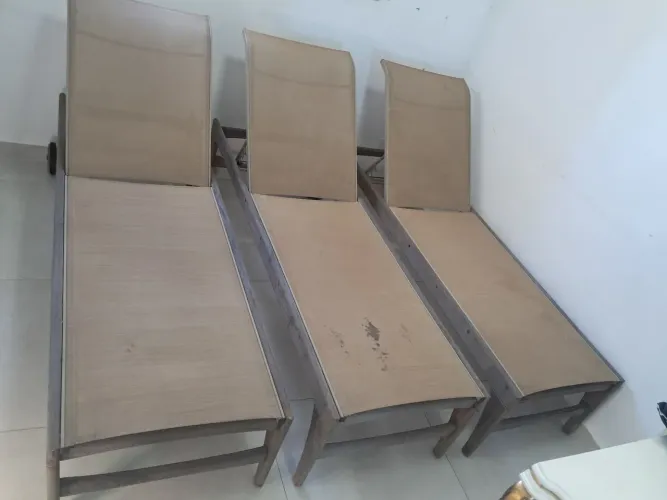 Espreguiçadeira Pier, marca Lovato, área externa,  estrutura em madeira e aluminio