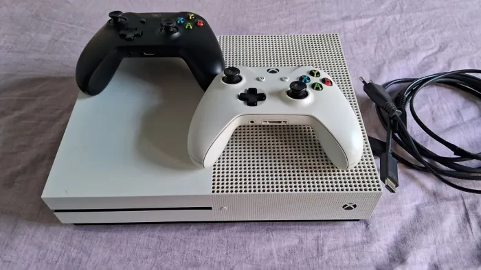 Xbox One S 1T Usando, com dois controles e jogos