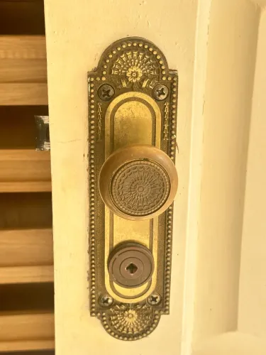 Porta de entrada maciça com fechadura tetra com chaves funcionando