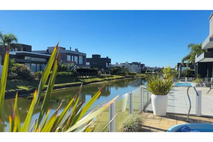 Casa térrea à venda no Condomínio Riviera em Xangri-Lá  3 suítes, piscina aquecida e vista