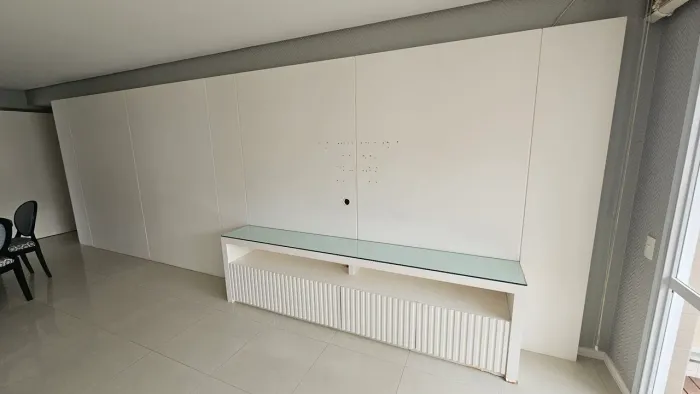 Painel de madeira com pintura em laca branco