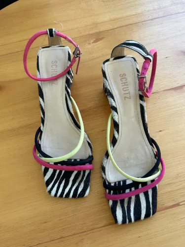 Sandália Shutz estampa de Zebra 
