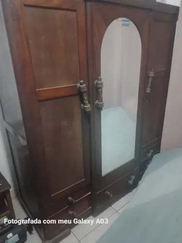 Vendo  um guarda roupa di 150 anos  madeira carvalho envelhecido 