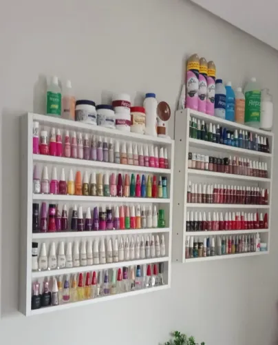 Kit completo de esmaltes e produtos de spa para manicures