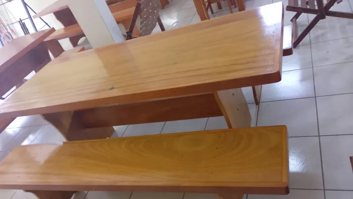 Mesa de madeira com 02 bancos