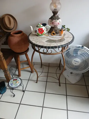 Mesa feita em mosaico 