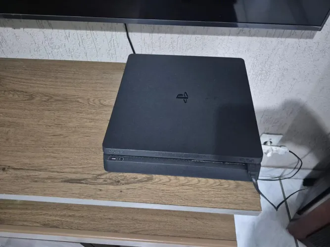 PS4 semi novo,com duas manetes 4 jogos e uma torre de carregamento de manete