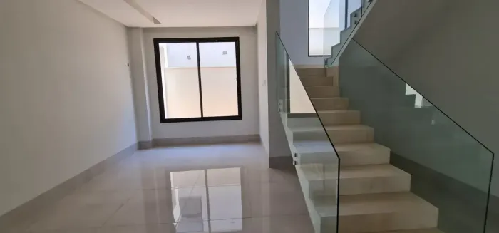 Excelente sobrado à venda no Condomínio Jardins Valência, com 300m², em Goiânia.
