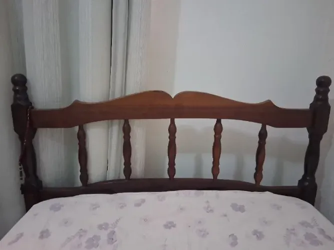 CAMA SOLTEIRO ENTALHADA + CÔMODA (MADEIRA MACIÇA)