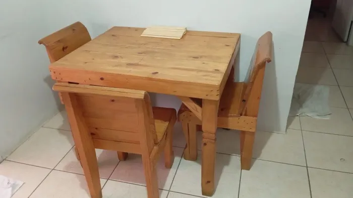 Jogo de mesa e cadeiras