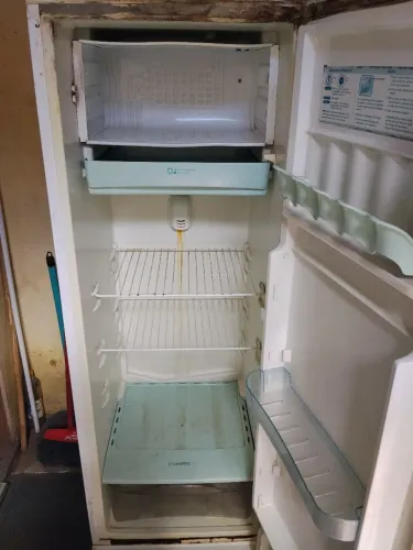 Estou vendendo essa geladeira para retirada de motor ela funciona só borracha que não pre
