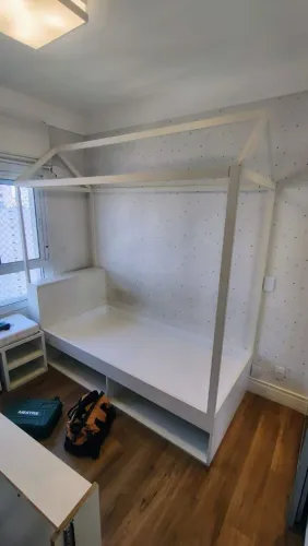 Cama infantil casinha em madeira laqueada com baú e nichos - Excelente estado