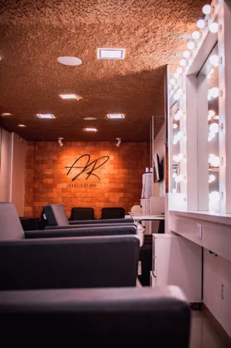 Cabeleireira e manicure com experiência