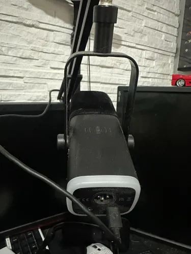 Microfone fifine USB C e xlr, possui rgb e a caixa