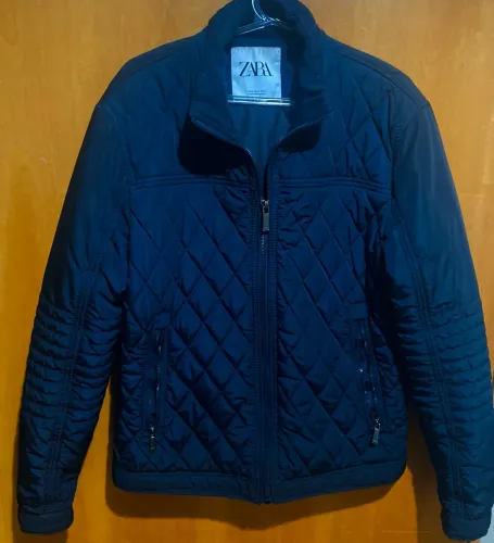 Jaqueta acolchoada Zara preta made in Bangladesh
