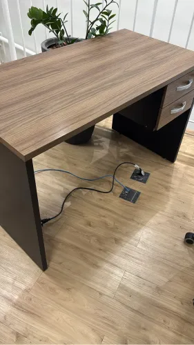 Mesa preta e marrom com 2 gavetas para escritório