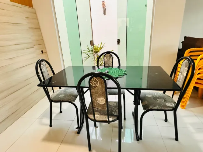 Mesa com 4 cadeiras