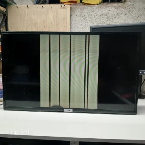 Vendo essa tv 32 polegadas da TCL ficou com essas faixas na tela vendo a sim só a tv