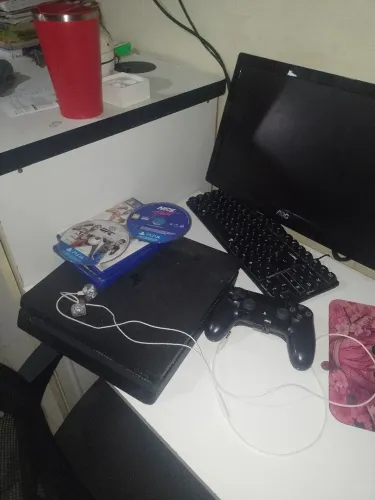PS4 com controle com peddlas mais dois jogos mais fone