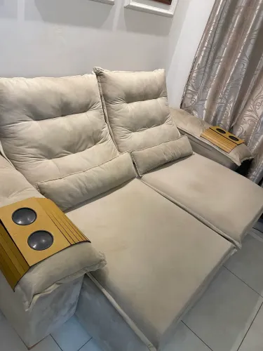 Sofá bege retrátil e reclinável 
