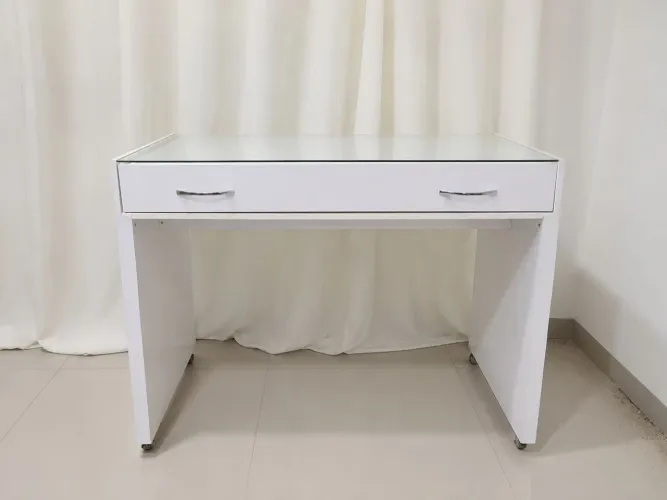 Móvel branco com tampo de vidro