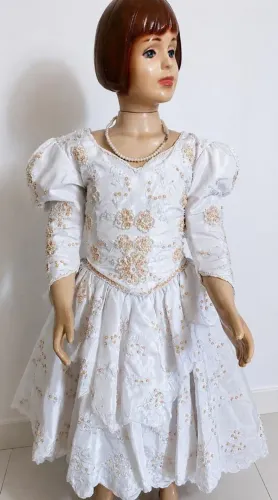 Vestido infantil em tecido Tafetá bordados de renda e miçangas em tons bege