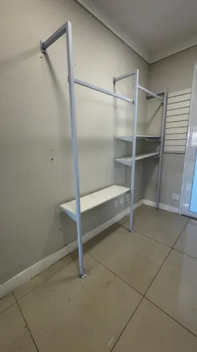 Arara de Parede Cremalheira L c/ regulagem e prateleiras