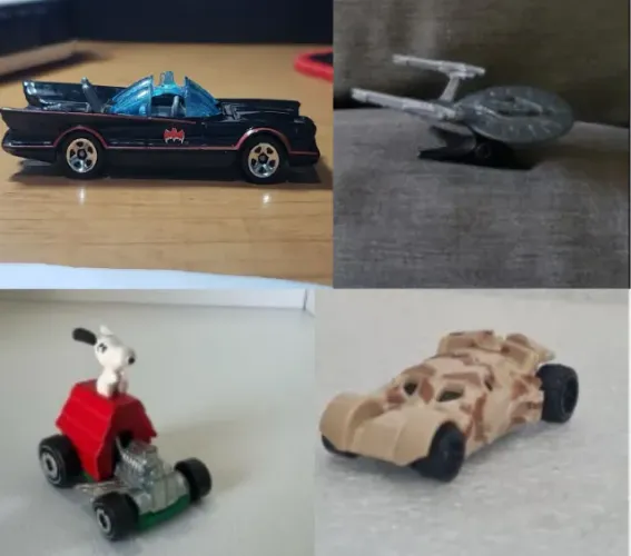 4 hotwheels = Batmóvel Cadillac + Snoopy + Tumbler Camuflado + Star Trek USS Vengeance
