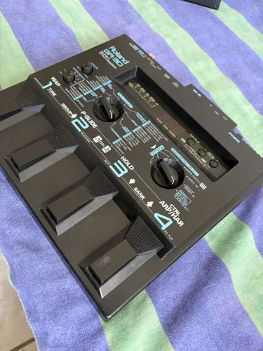 VENDO PEDALEIRA ROLAND GR30 GUITAR SYNTHETIZER - Veja descrição!