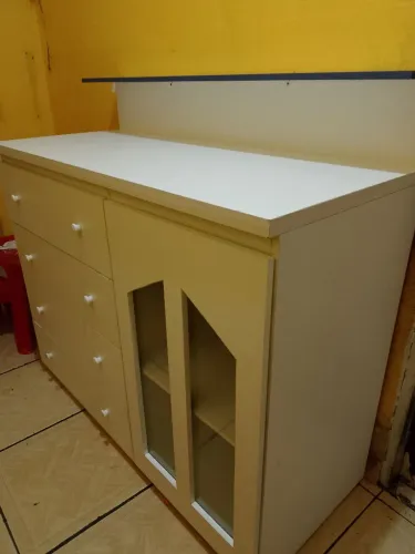 Cômoda 4 gavetas e 1 porta