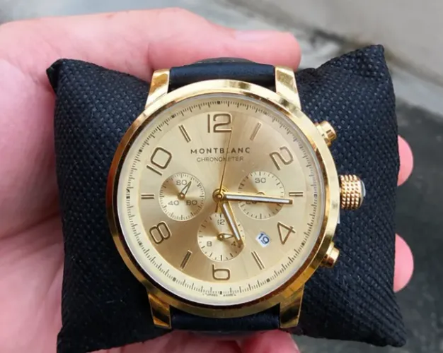 Relógio Elegante com pulseira em couro - R$497,00