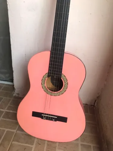 Violão kuati semi novo sem defeito.