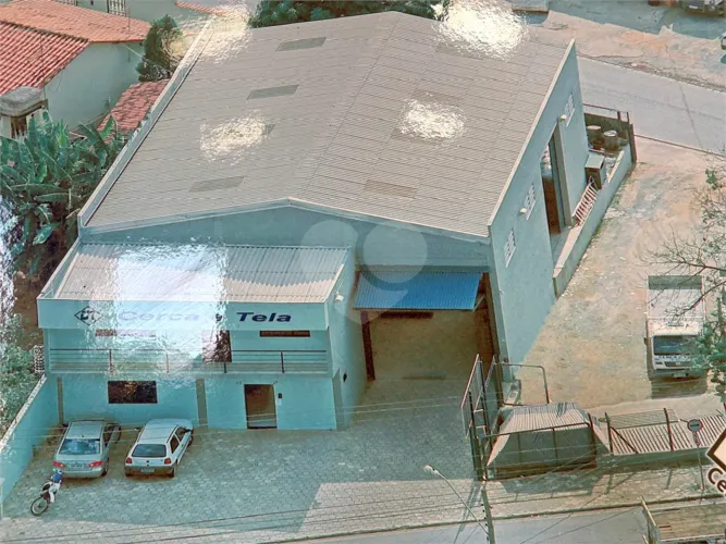 Galpão com 300 m² de área construída e 600 m² de área livre, localizado no bairro Éden em