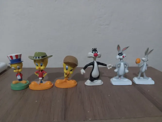 Bonecos looney tunes brinde chocolate personalidades garoto