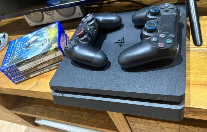PlayStation 4 Slim com 4 jogos