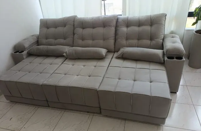 Sofá retrátil reclinável com porta copos embutido retrátil espuma D 33