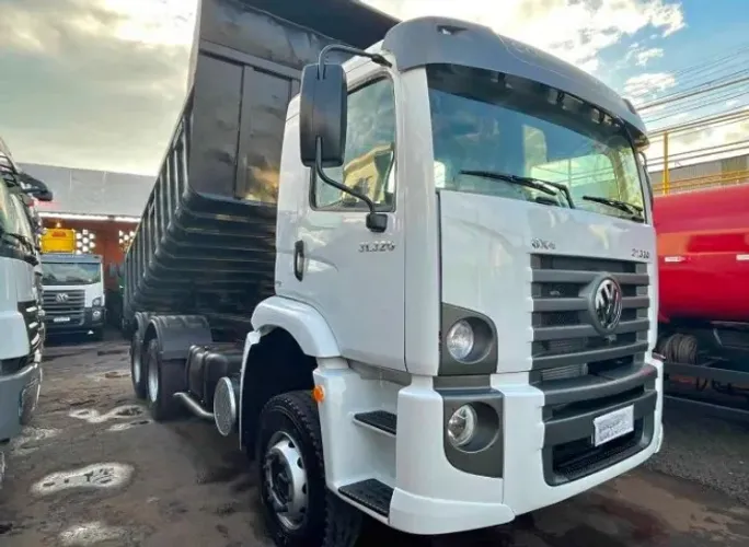 vw 31320 6x4 ano 2010 caçamba