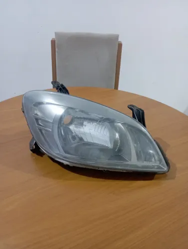 Farol Direito Celta 2012