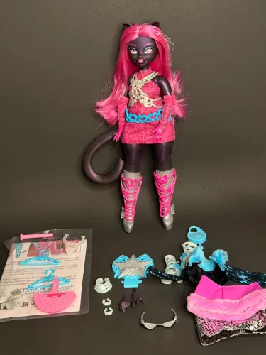 MONSTER HIGH SKULLTIMATE SECRETS HAUNTLYWOOD CATTY NOIR