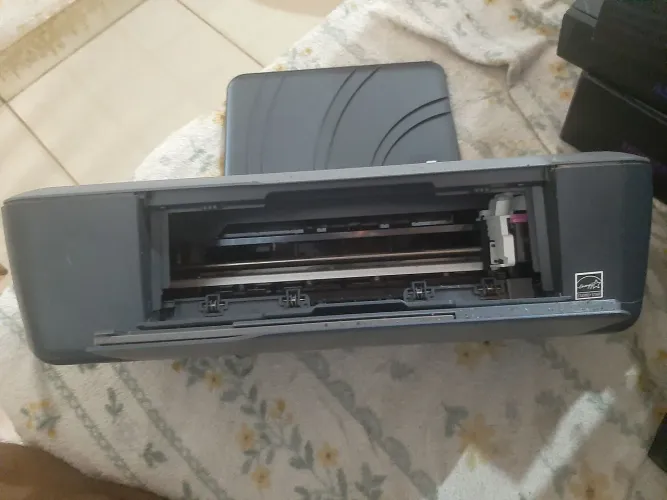 Vende-se uma impressora HP Deskjet 1000 para retiradas de pecas