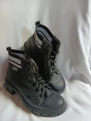Bota MOLECA em perfeito estado