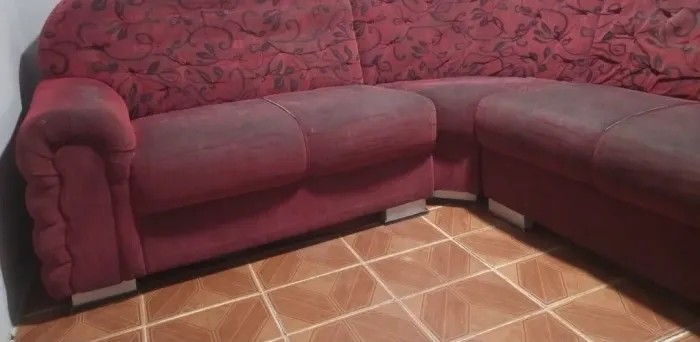 Sofa vermelho retrátil