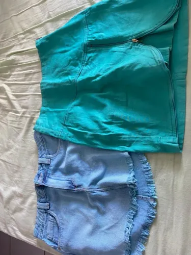 Vendo duas saias, uma jeans casual e outra de seda elegante.