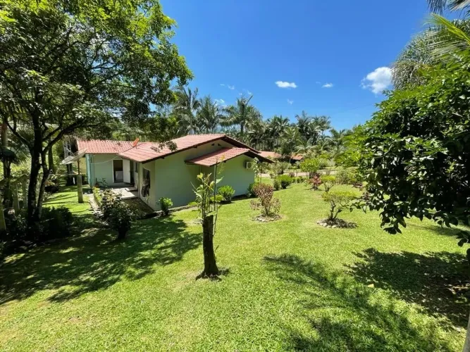 Sítio com 03 residências em Rio dos Cedros