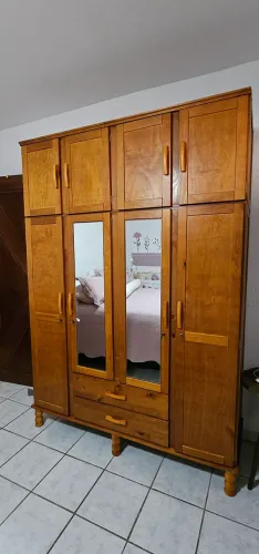 Guarda-roupa Serpil 4 portas com espelho.